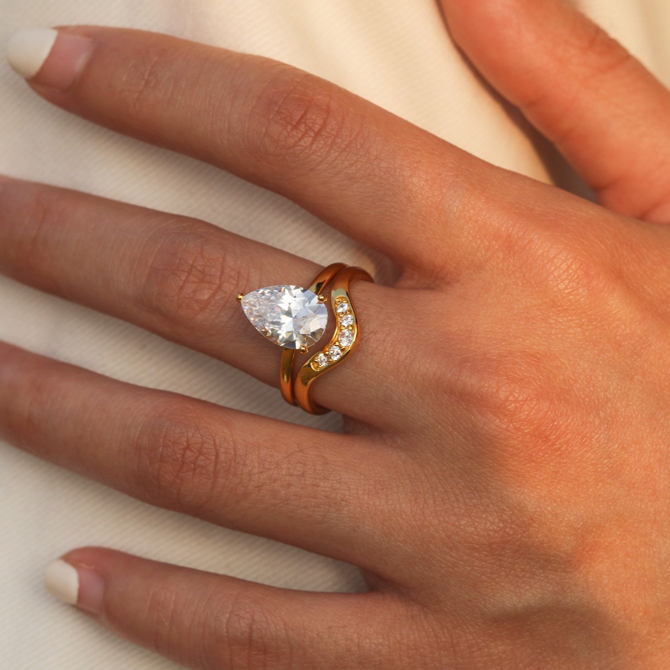 4 carat drop-shaped main stone  ring