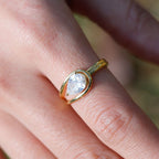 1.5 carats Drop-shaped moissanite ring