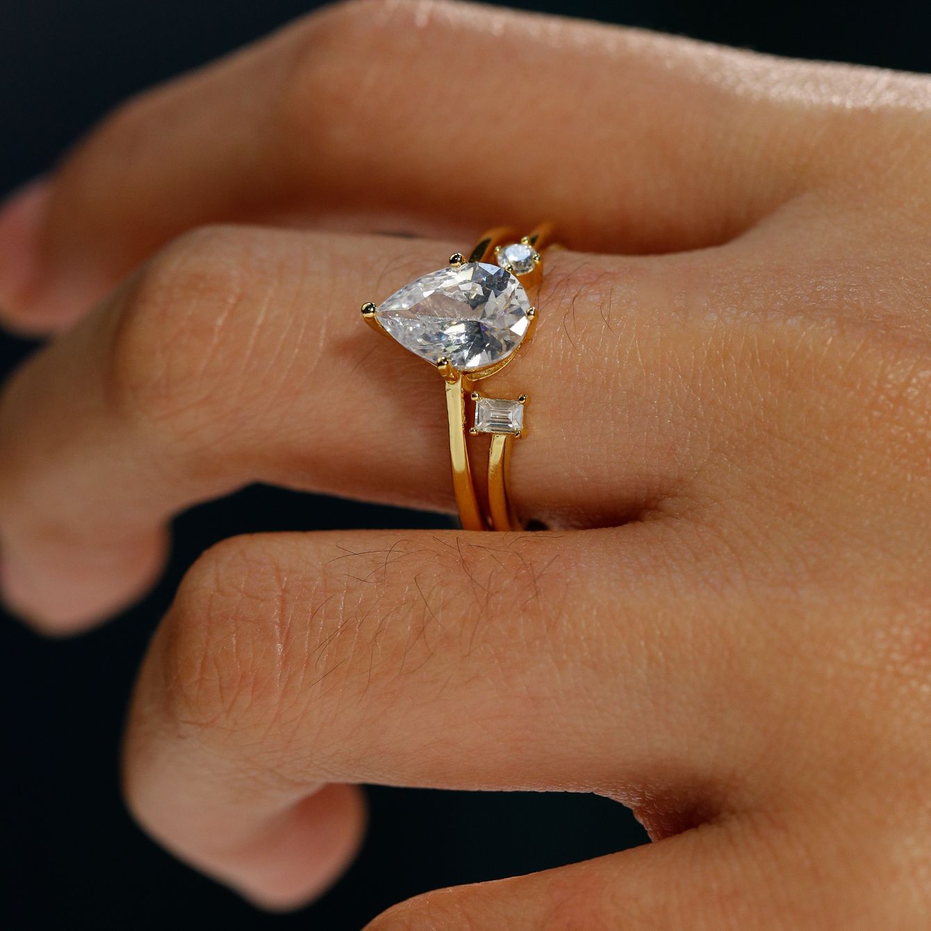 2-carat drop-shaped sparkle combination set ring.