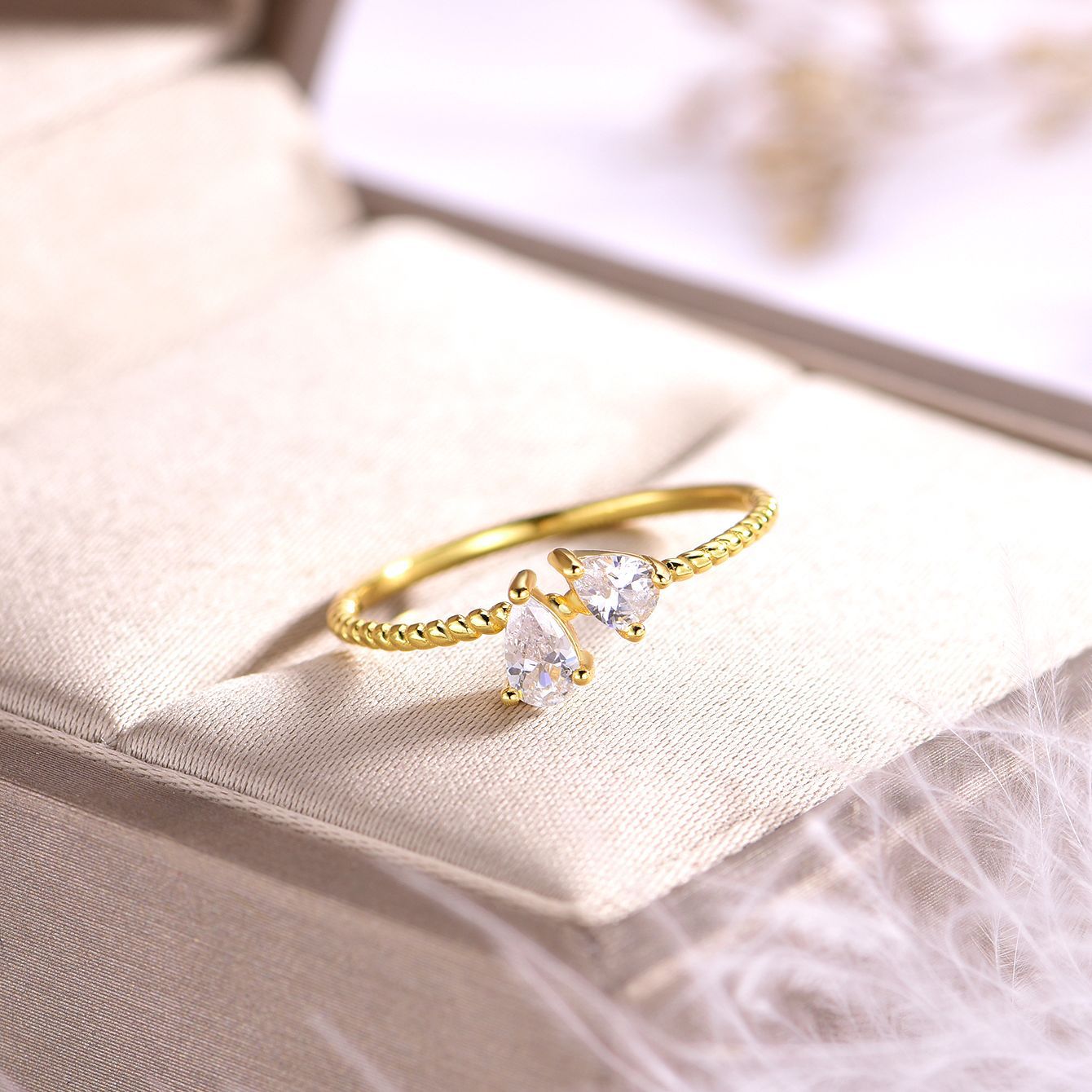 0.65 carats drop-shaped ring