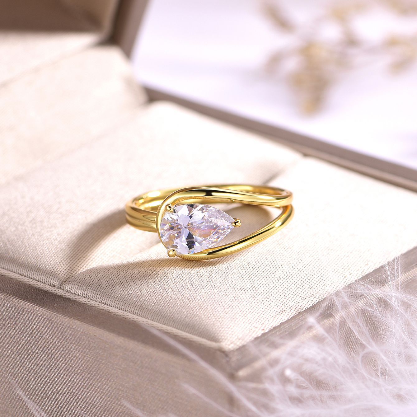 1.5 carats Drop-shaped moissanite ring