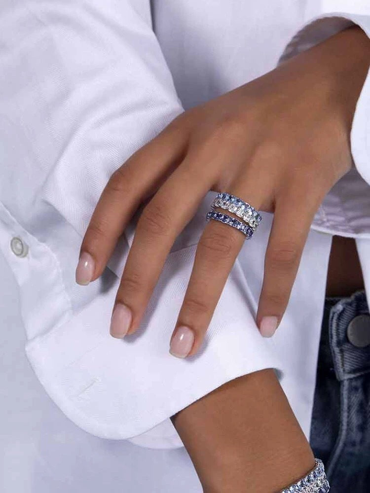 Clear and clean aquamarine row diamond ring