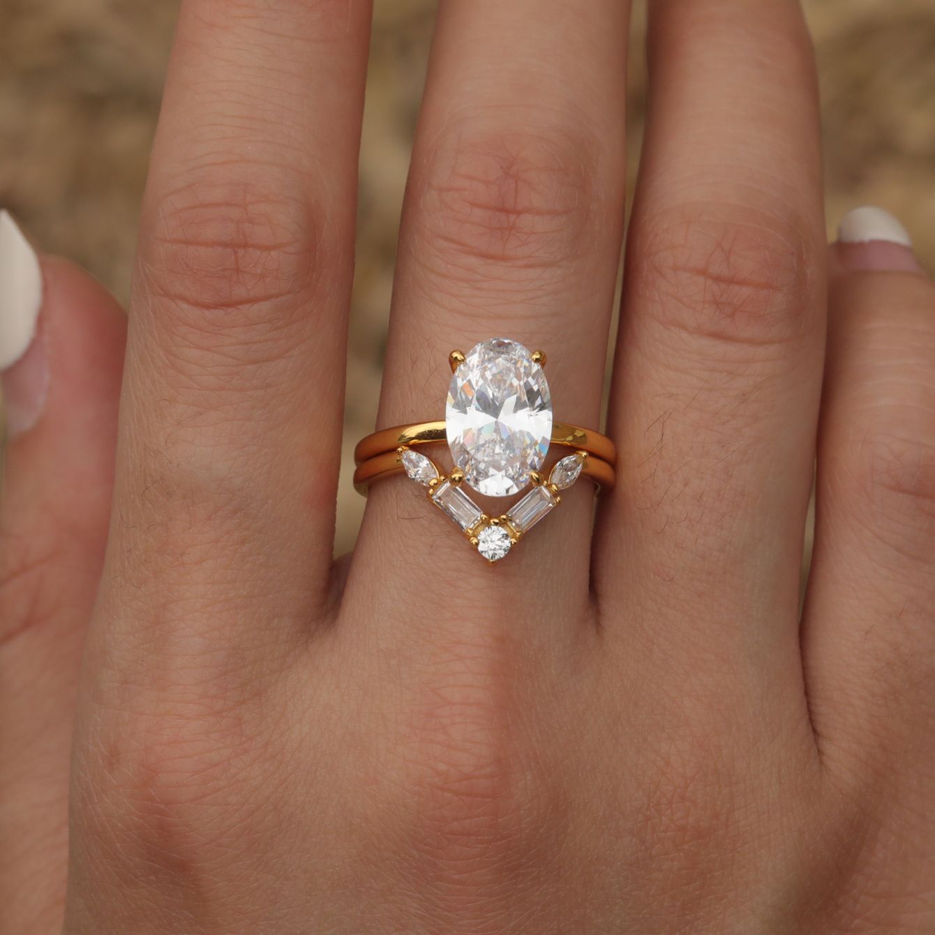 4.5 carat  egg-shaped main stone exquisite set ring