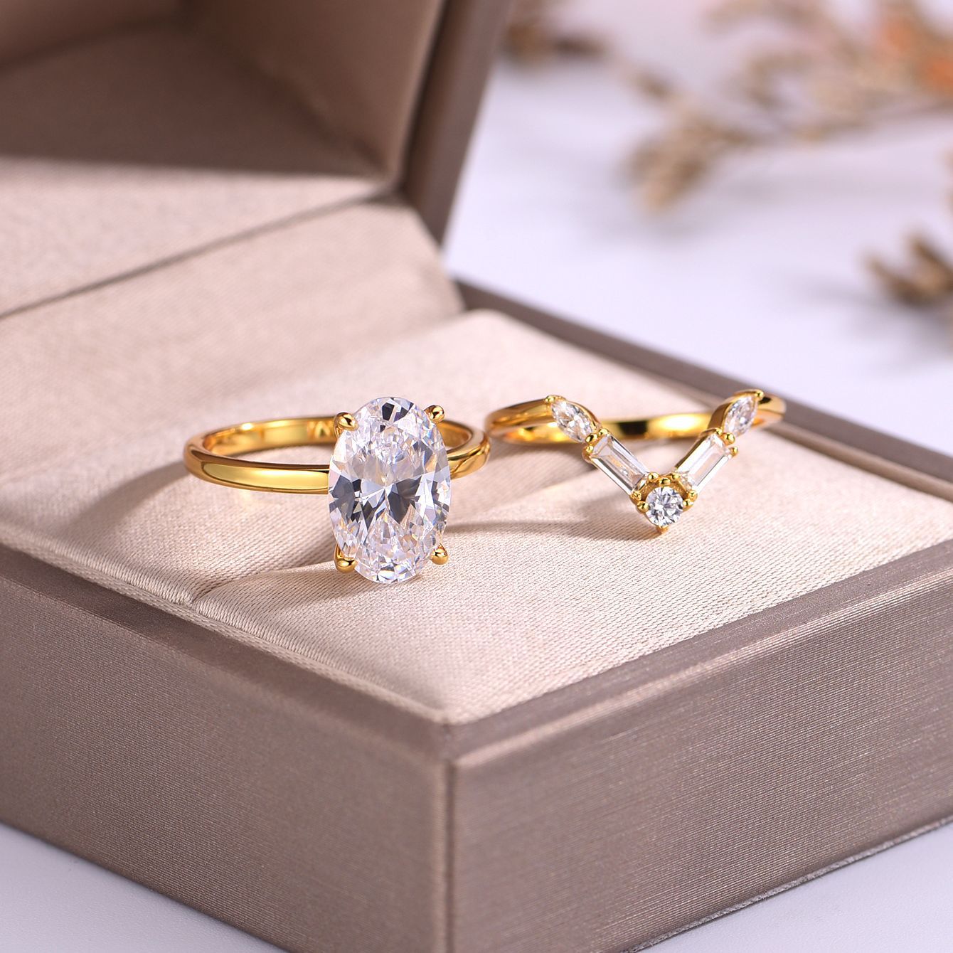 4.5 carat  egg-shaped main stone exquisite set ring