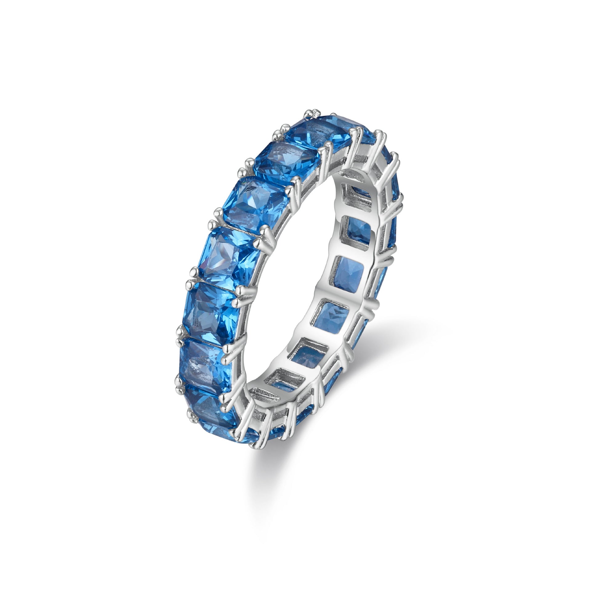 Clear and clean aquamarine row diamond ring