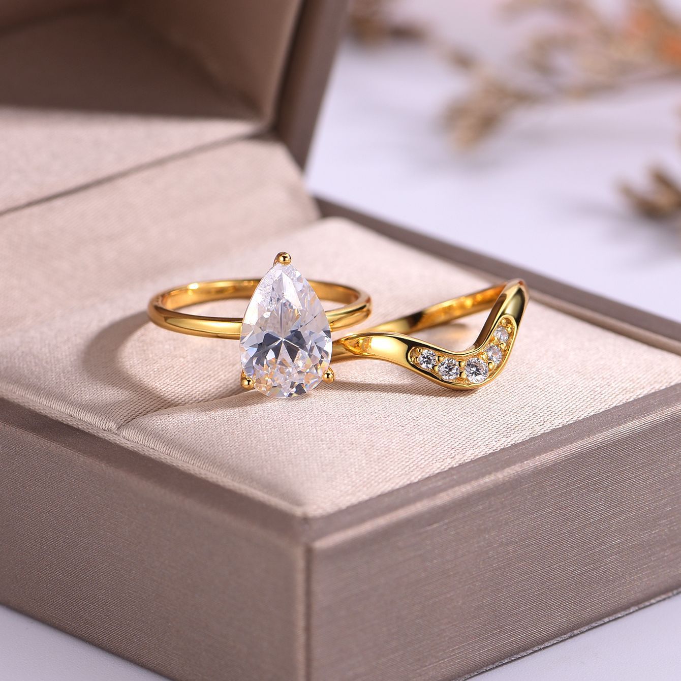 4 carat drop-shaped main stone  ring