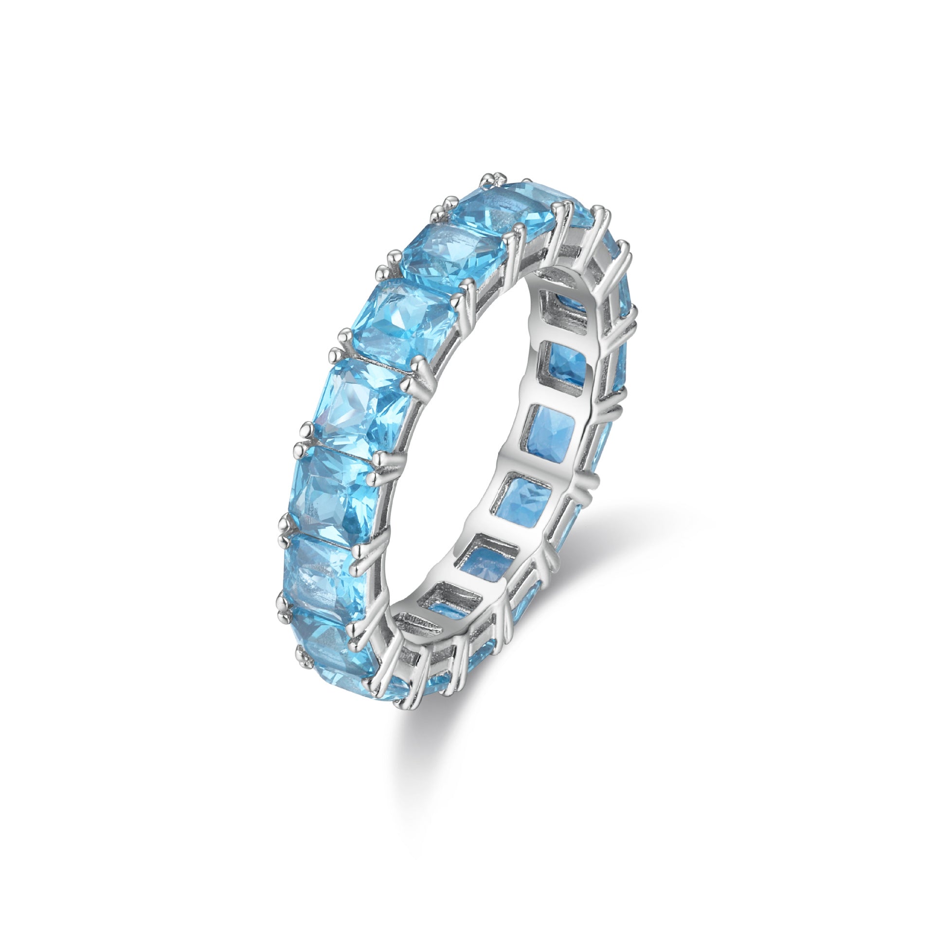 Clear and clean aquamarine row diamond ring