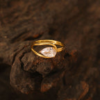 1.5 carats Drop-shaped moissanite ring