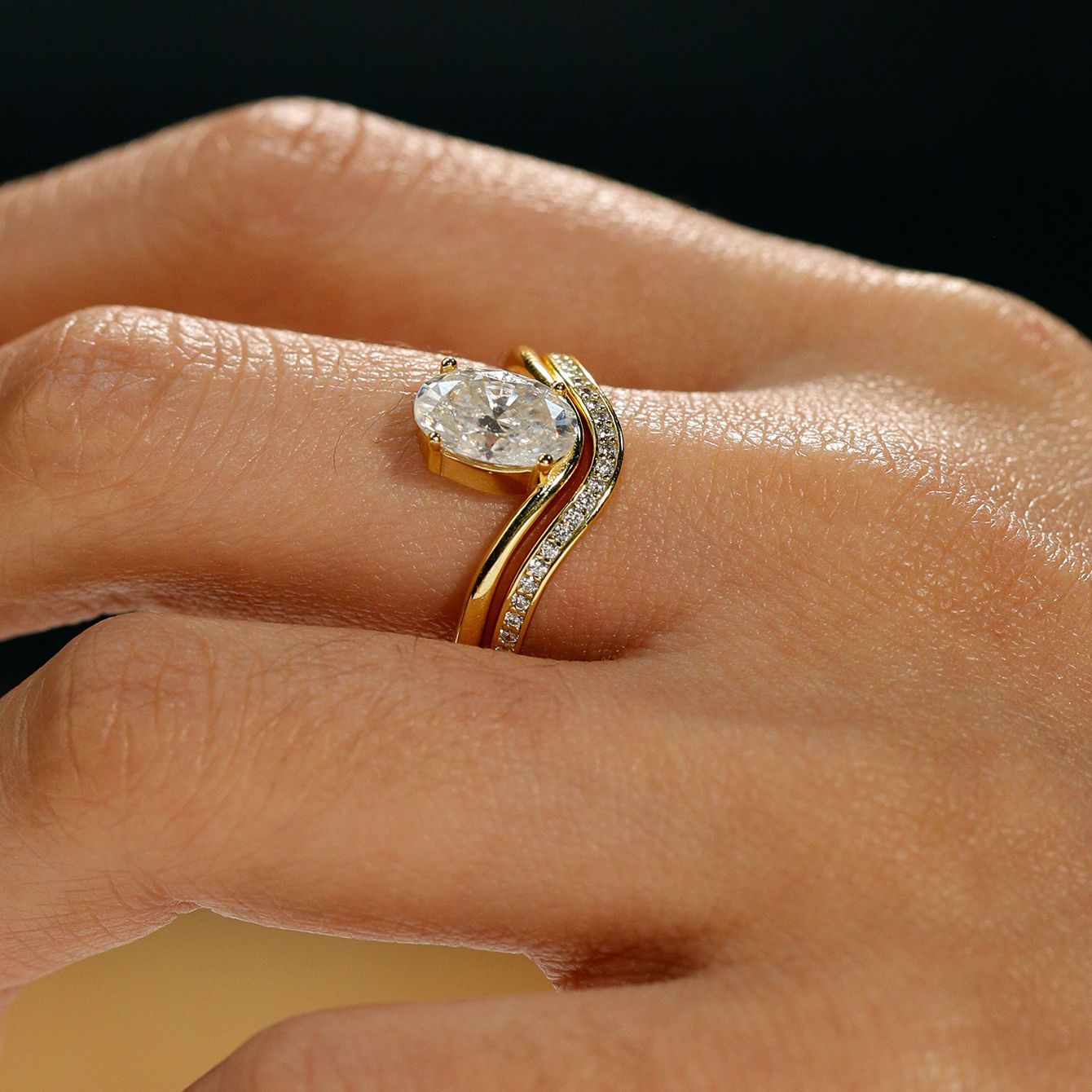 2.5 carat egg-shaped  ring