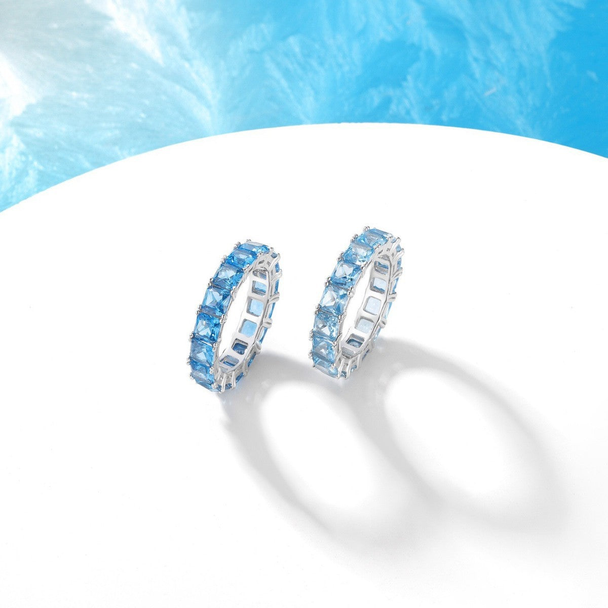 Clear and clean aquamarine row diamond ring