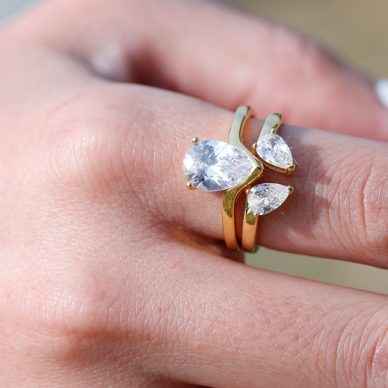1.75 carats Water drop main and auxiliary rings