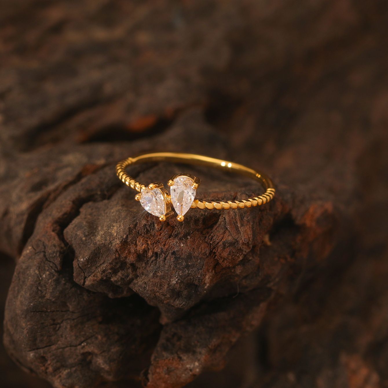 0.65 carats drop-shaped ring