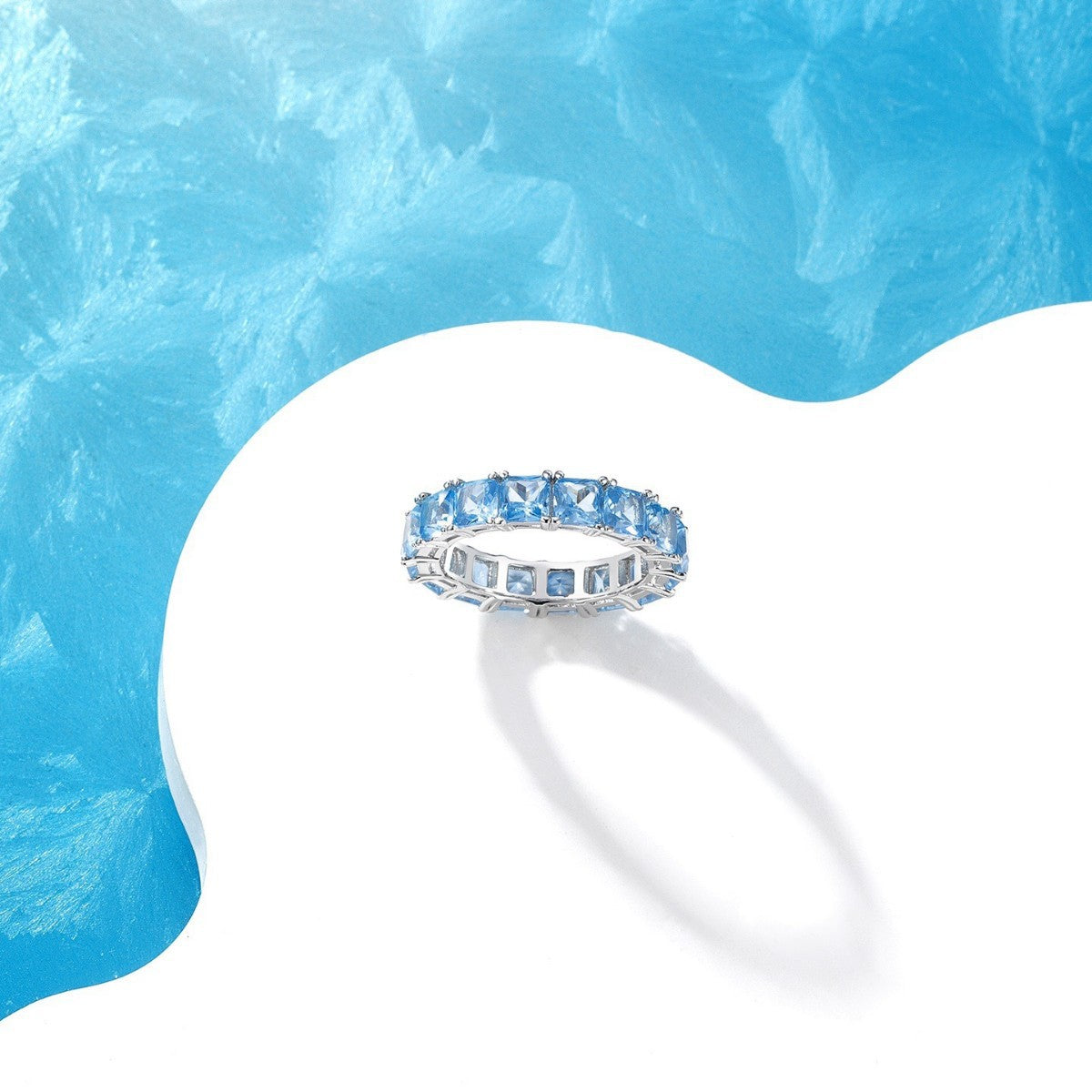 Clear and clean aquamarine row diamond ring