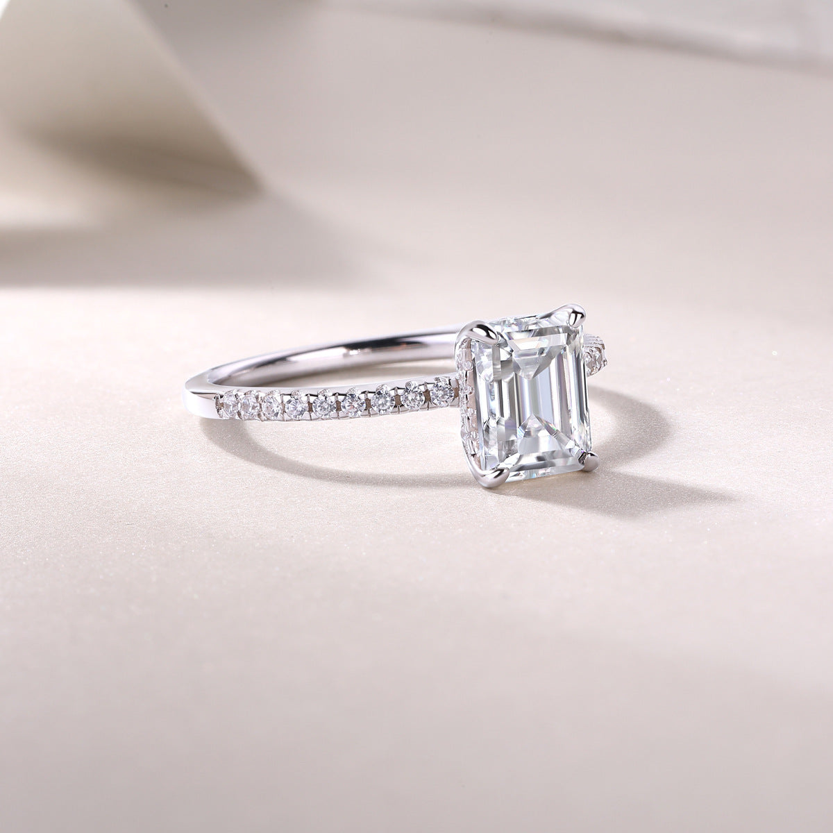 Inlaid exquisite personalized ring