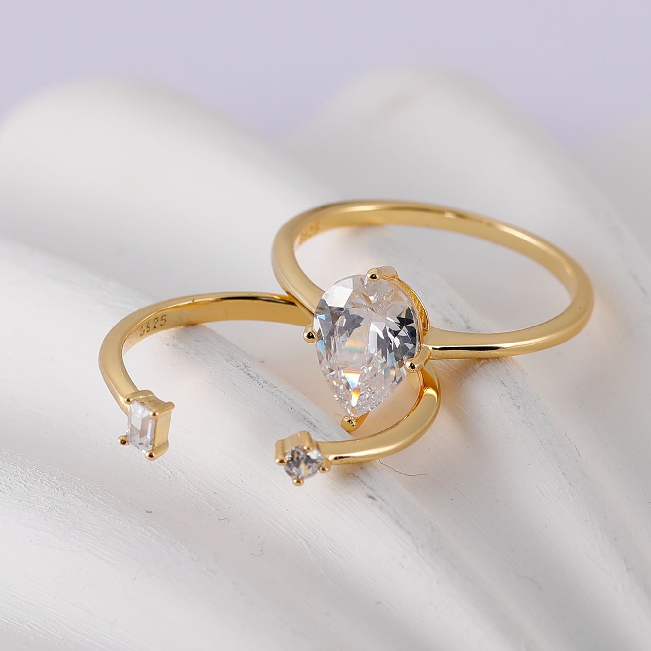 2-carat drop-shaped sparkle combination set ring.